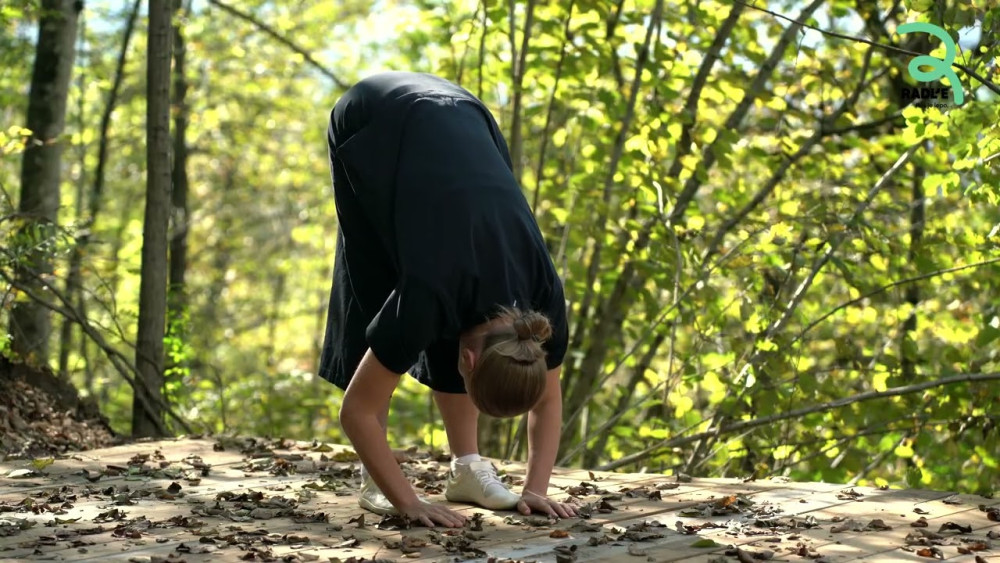 2. STOJEČI PREDKLON (Uttanasana)