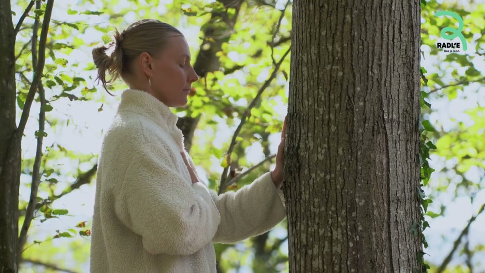6. BAUMUMARMUNG  – Verbindung mit der Natur durch Berührung